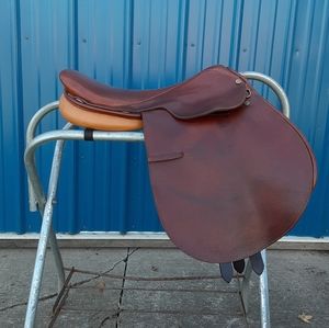 Collegiate Close Contact Saddle